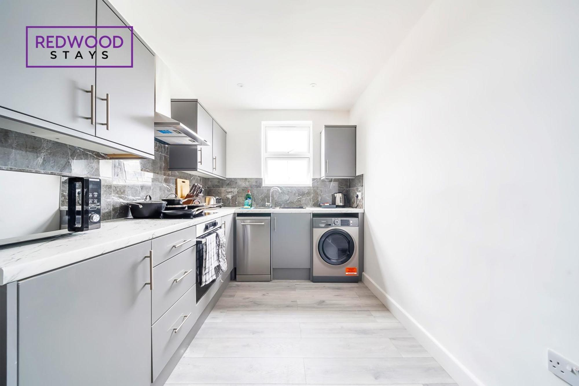 Brand New, 2 Bed 1 Bath, Modern Town Center Apartment, Free Wifi & Netflix By Redwood Stays 奥尔德肖特 外观 照片